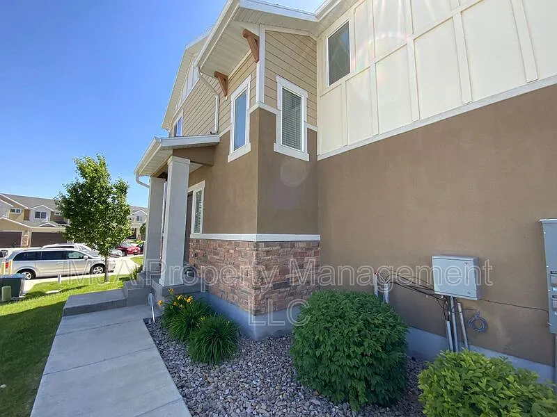 3 bed, 3.0 bath, 2000 sqft, $2,295 — Photo 2