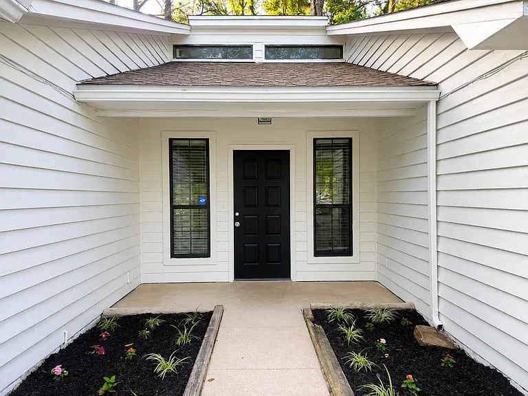 723 Prestwick Dr — Photo 2