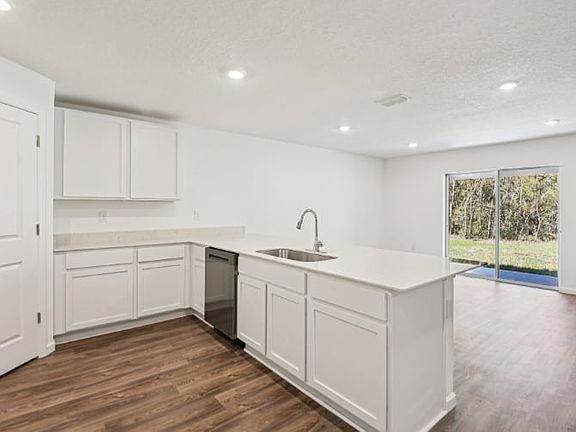4th image of 122 Cypress Blvd E