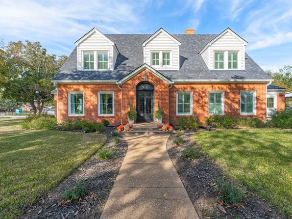 901 Brazos St, Graham, TX 76450