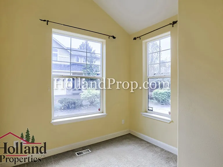 319 NW Wildwood St — Photo 20