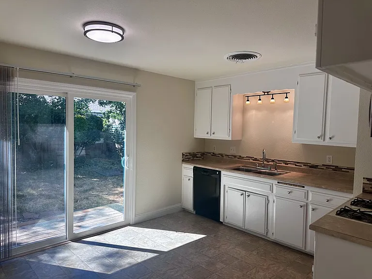 3257 Daisy St — Photo 2
