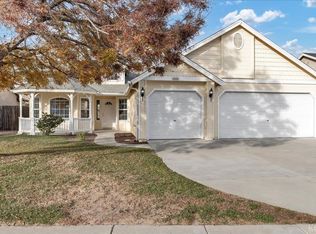 984 W Saffron St, Hanford, CA 93230