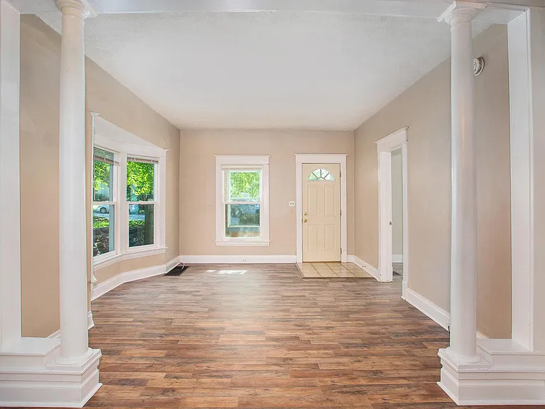 1115 Diamond Ave NE — Photo 6