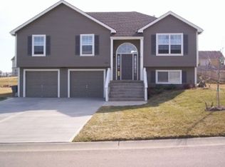 2301 Magnolia Dr, Leavenworth, KS 66048