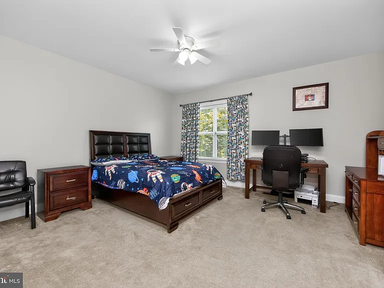 121 Shilling Ave — Photo 32