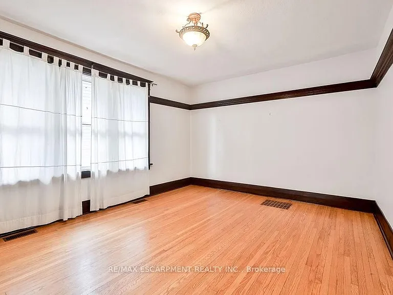 311 Queen St S — Photo 26