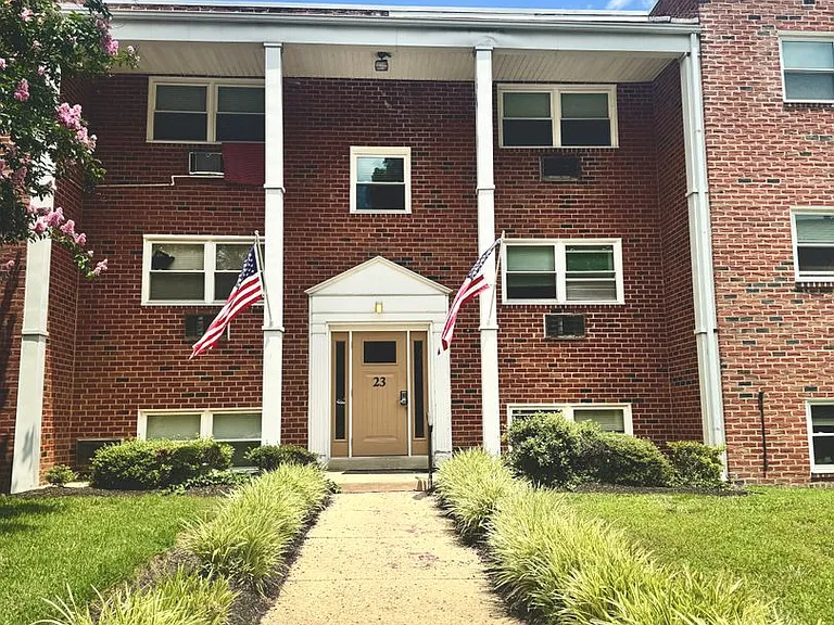 21-23 Morton Ave — Photo 12