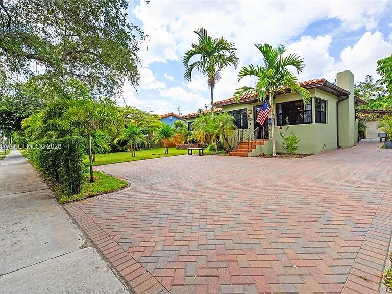 550 Westward Dr — Photo 3
