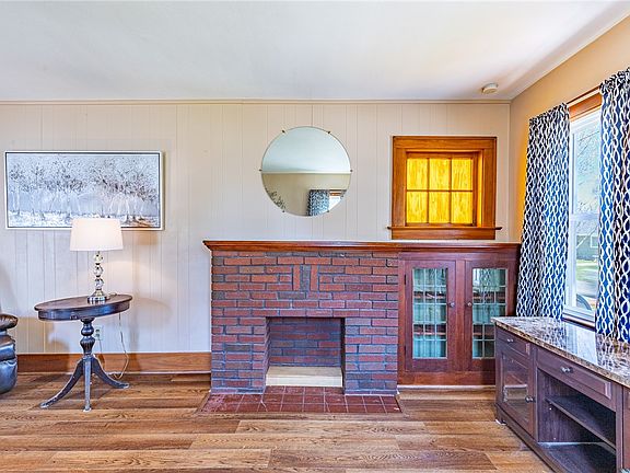 5th image of 236 Longridge Ave