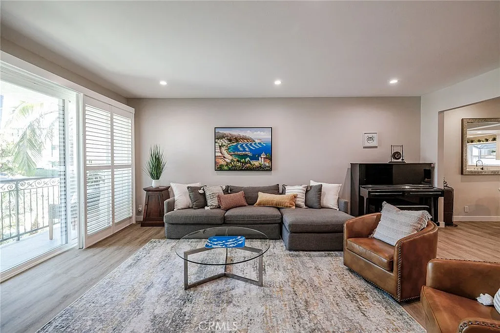 3 bed, 3.5 bath, 2389 sqft, $9,800 — Photo 2