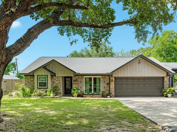 302 E Bronco Bend St, Angleton, TX 77515
