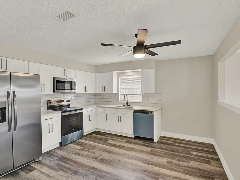 120 W Towne Pl — Photo 4
