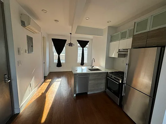 Rented by Delmark Realty LLC | media 4