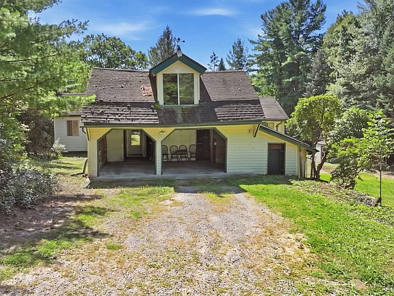 3rd image of 5 Old Farm Cir