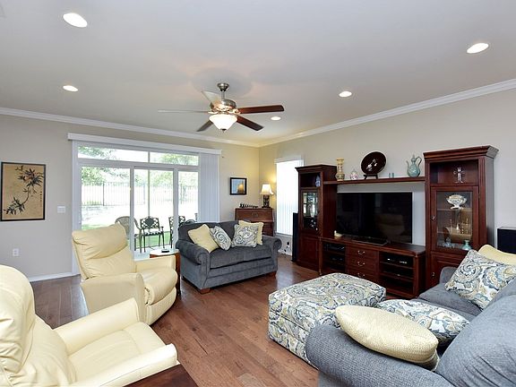 5th image of 218 Farm Hill Dr