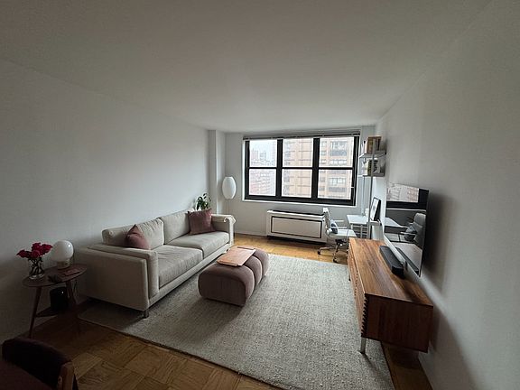 4th image of 200 E 72nd St APT 16M