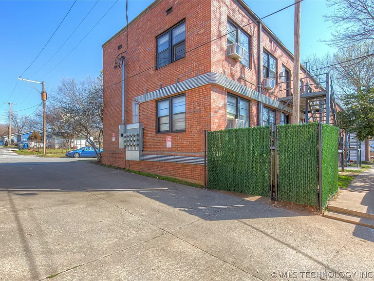 1522 E 17th St — Photo 21