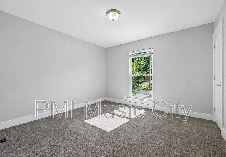 2126B Burns St — Photo 19