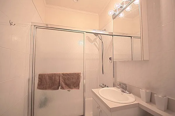 Rented by ROOM Real Estate | media 12