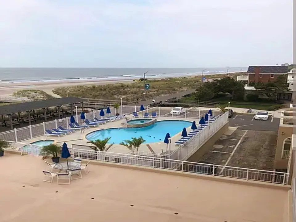 6100 Boardwalk #306