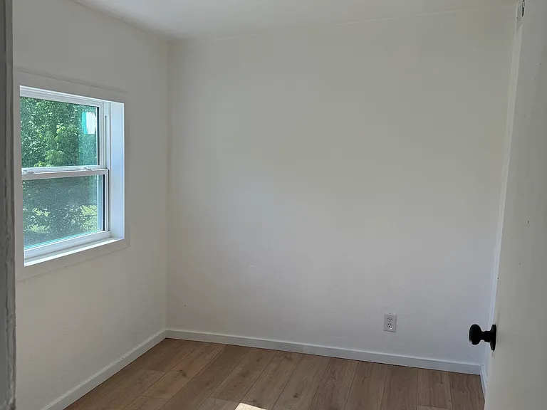 1055 S Park St — Photo 10