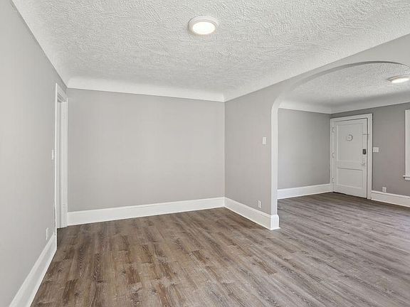 4th image of 930 Saint Clair Ave #1
