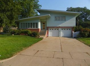 1800 Parkview Dr, Fremont, NE 68025