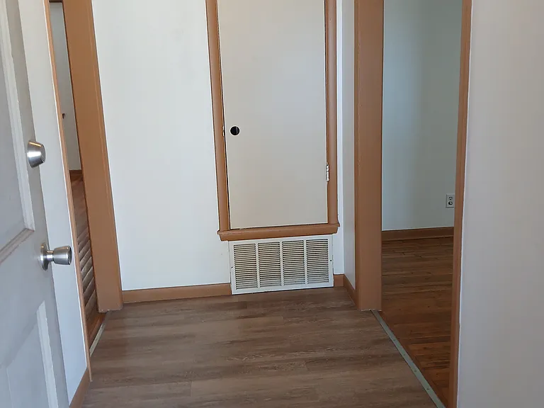702 Hardin Dr — Photo 2