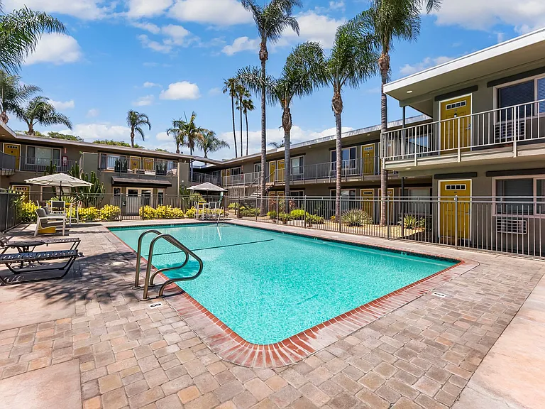 California Palms Apartments — Photo 8