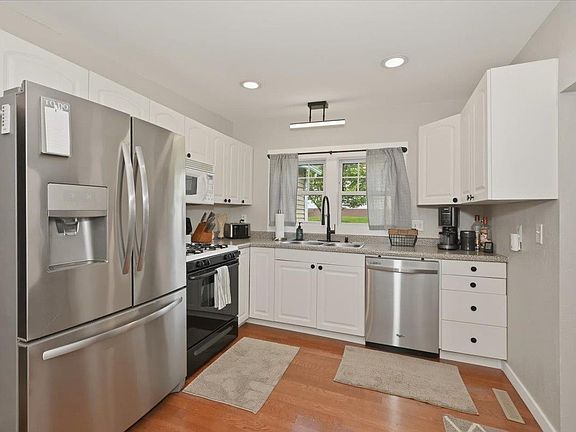 4th image of 150 1st St