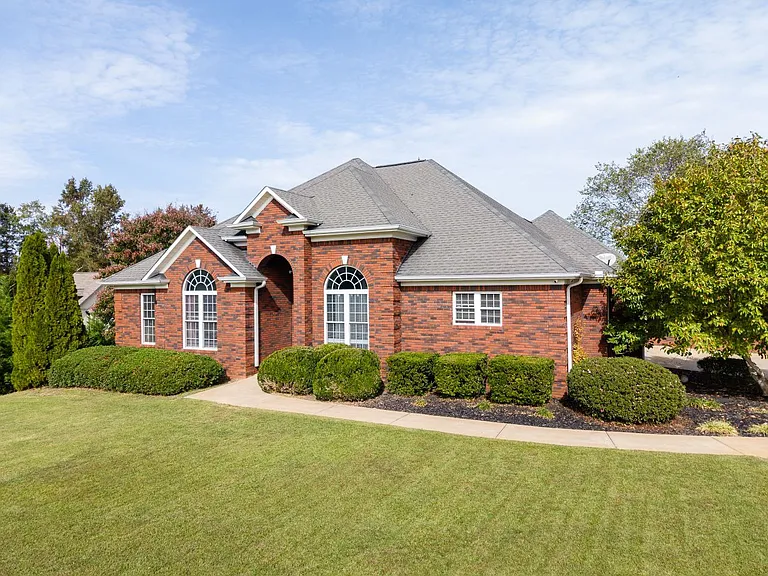 111 Roundstone Dr — Photo 3