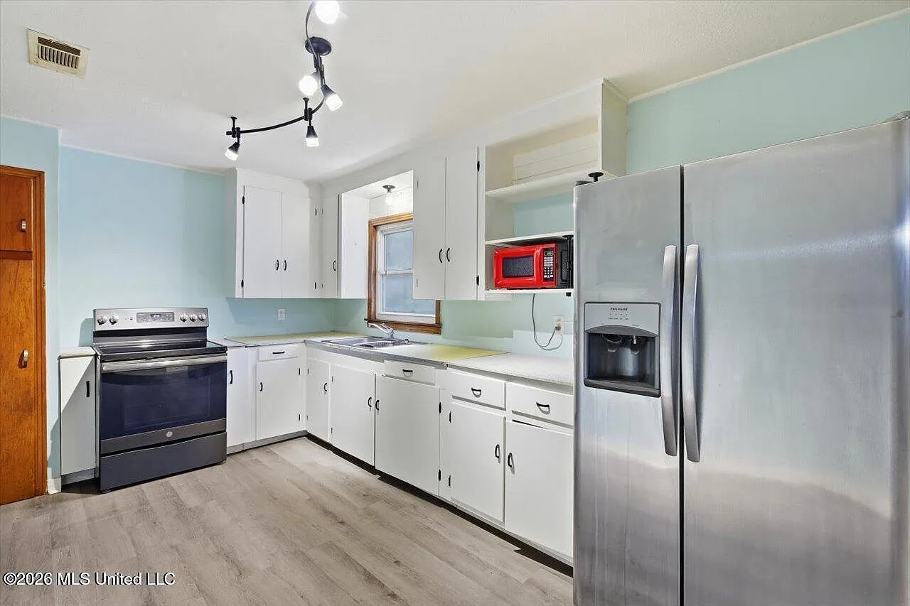 3 bed, 1.0 bath, 1322 sqft, $1,300 — Photo 4