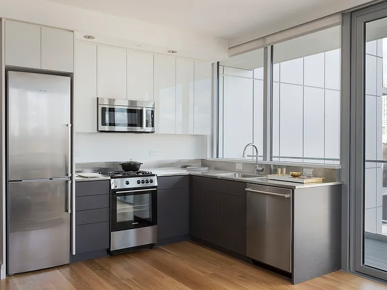 300 Ashland Pl #17B — Photo 3