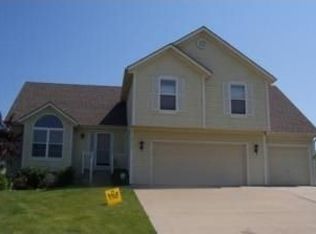 2301 SW Woodhaven Ct, Lees Summit, MO 64082