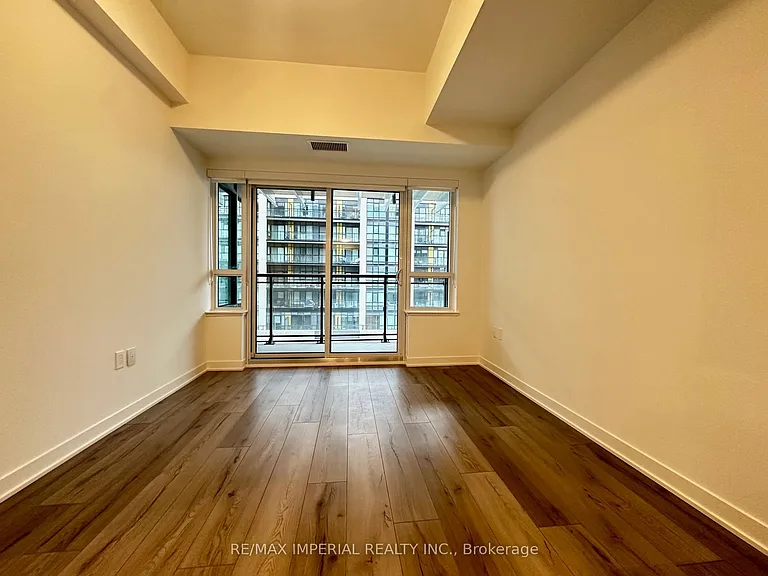 395 Dundas St W #523 — Photo 13