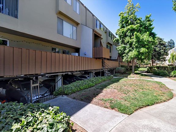 3rd image of 410 Auburn Way APT 9