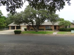 324 Broadmoor Dr, Fredericksburg, TX 78624