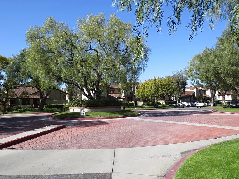 17 Rock Cliff Pl — Photo 2