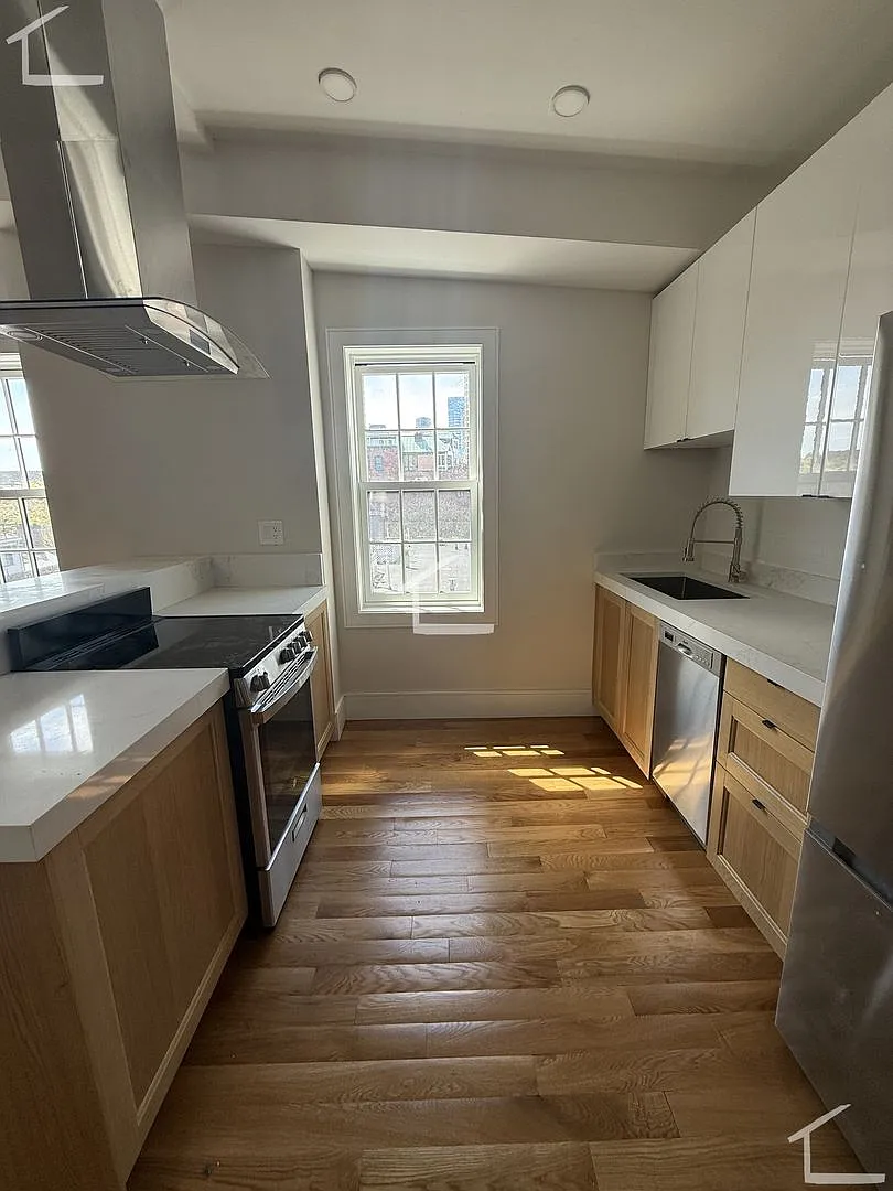 Avl NOW - No Fee! Spectacular penthouse 3BR/2BA in Bay Village! — Photo 4
