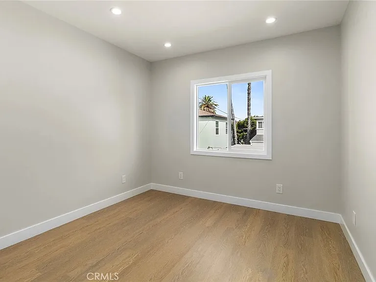 1827 E 4th St #18 — Photo 17