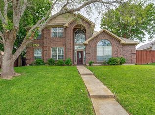 870 Raintree Ln, Desoto, TX 75115