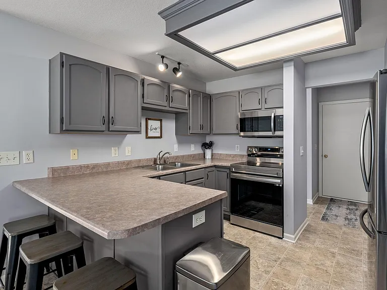 2718 Sassafras Cv — Photo 5