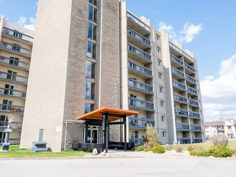 2295 Pembina Hwy — Photo 1