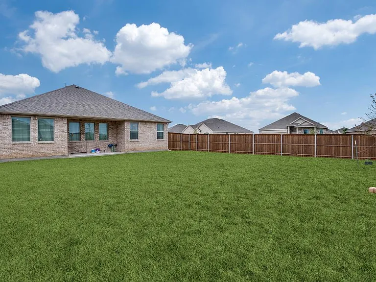 2116 Angus Dr — Photo 3