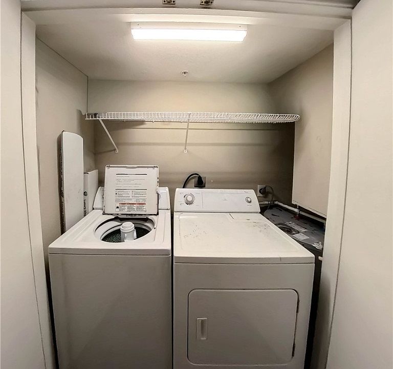 1st image of 523 Sw Pkwy #302