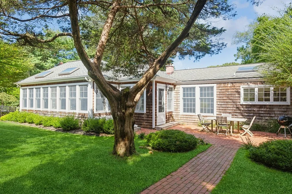 Charming Summer Home in North Haven Village-Pool & Privacy — Photo 3