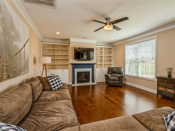 3rd image of 143 Margo Ln