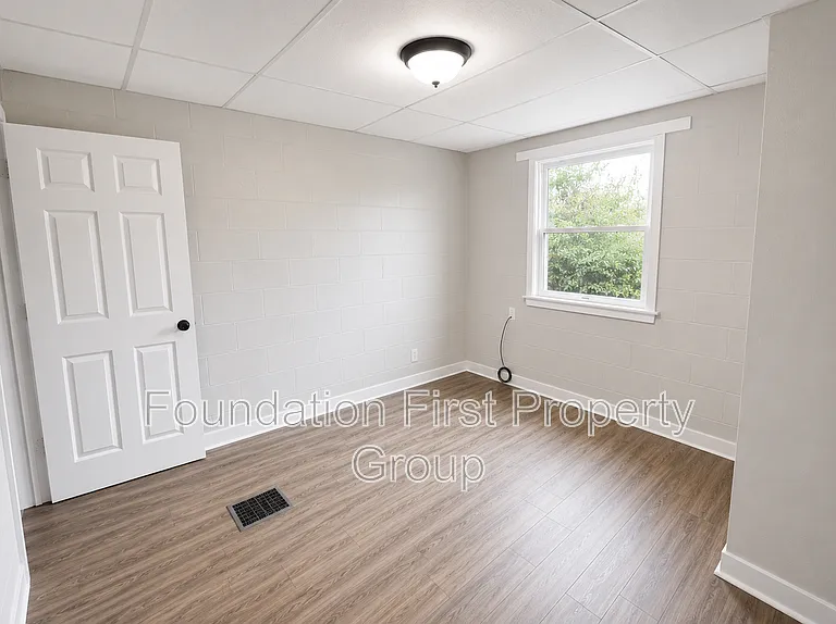 240 W High St #8 — Photo 4