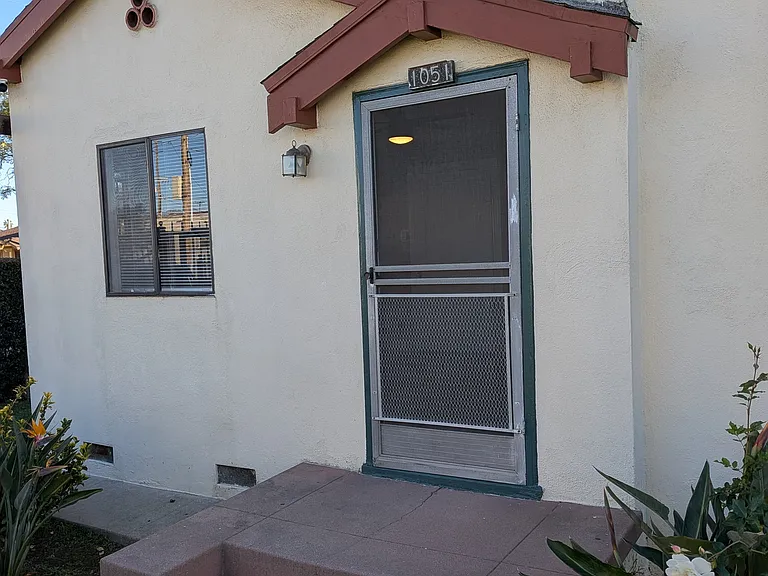 1051 1/4 N Ardmore Ave — Photo 2